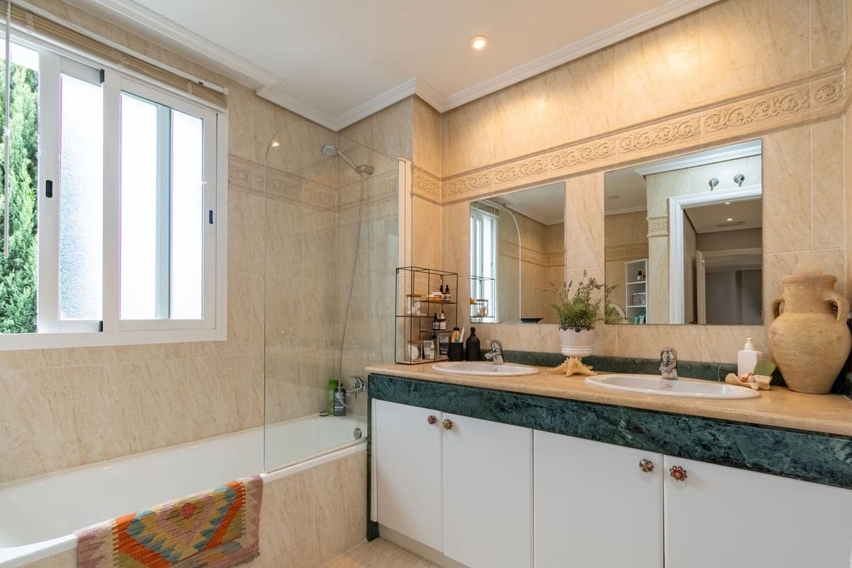 3 quarto Apartamento para venda em Estepona com piscina garagem - 490 000 € (Ref: 9761422)