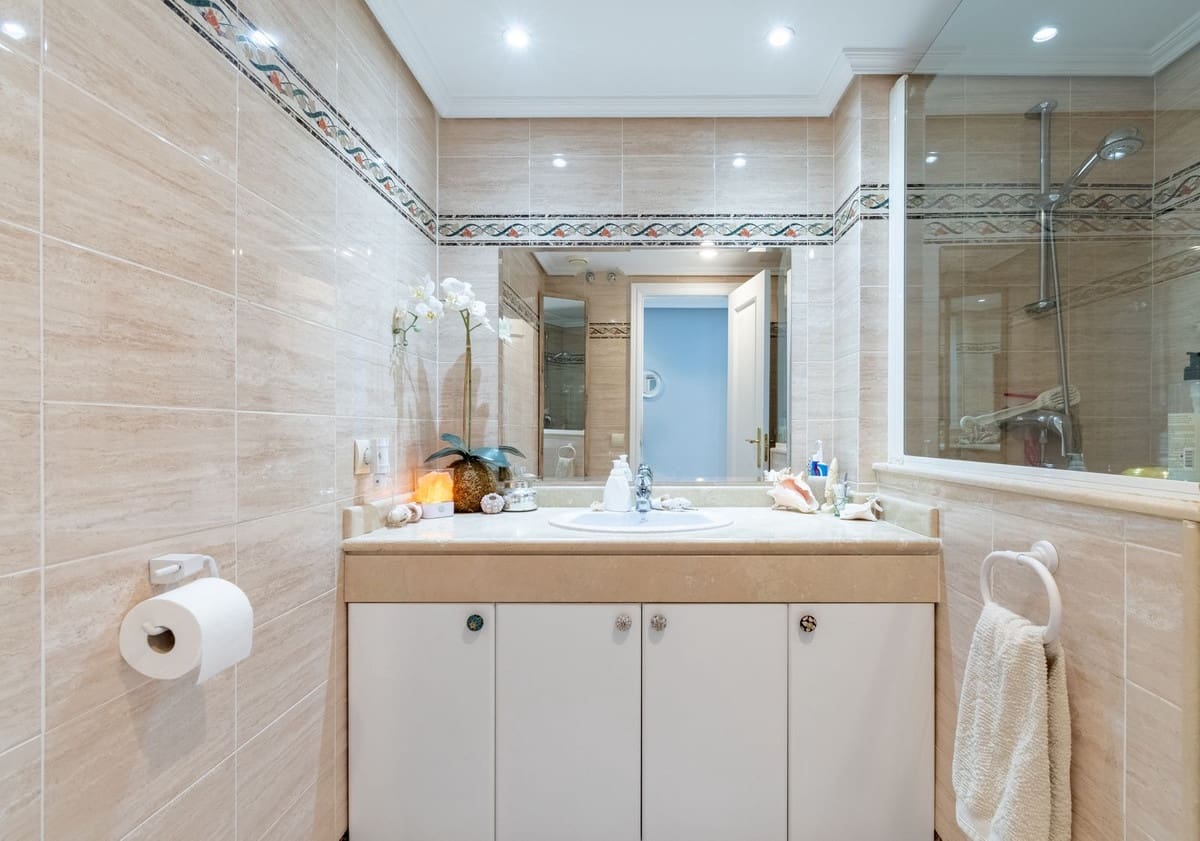 3 quarto Apartamento para venda em Estepona com piscina garagem - 490 000 € (Ref: 9761422)
