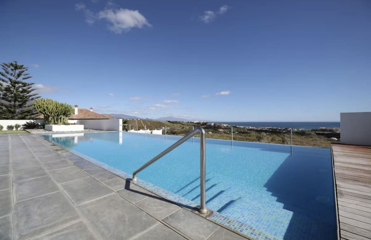 Chalet de 6 habitaciones en Manilva en venta con piscina garaje - 2.500.000 € (Ref: 9771010)