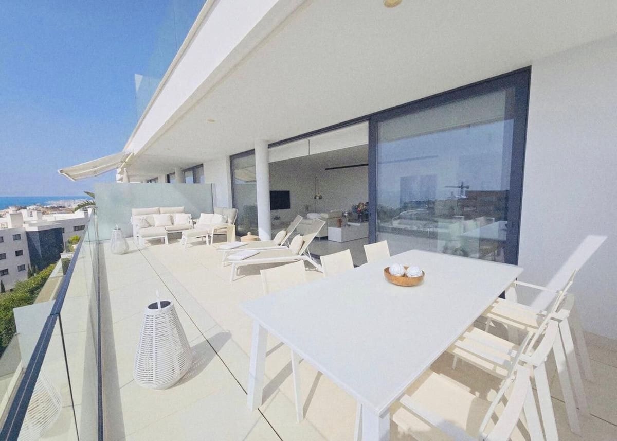 2 soverom Leilighet til salgs i Fuengirola med svømmebasseng garasje - € 745 000 (Ref: 9775981)