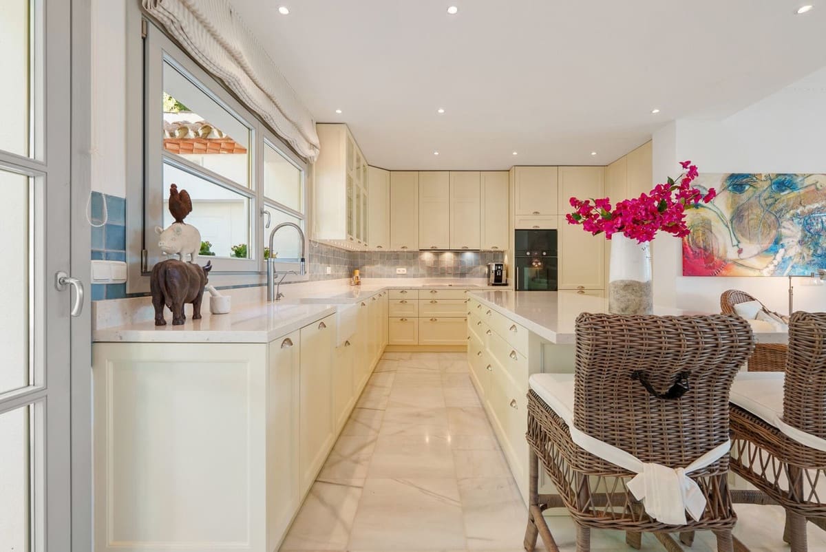 4 sypialnia Willa na sprzedaż w Marbella z basenem garażem - 3 995 000 € (Ref: 9784525)
