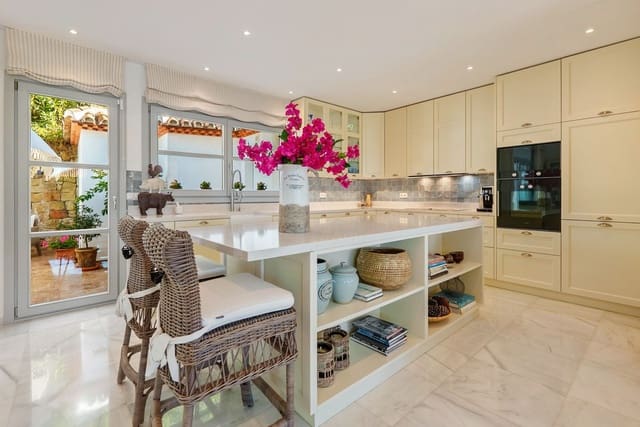 4 sypialnia Willa na sprzedaż w Marbella z basenem garażem - 3 995 000 € (Ref: 9784525)