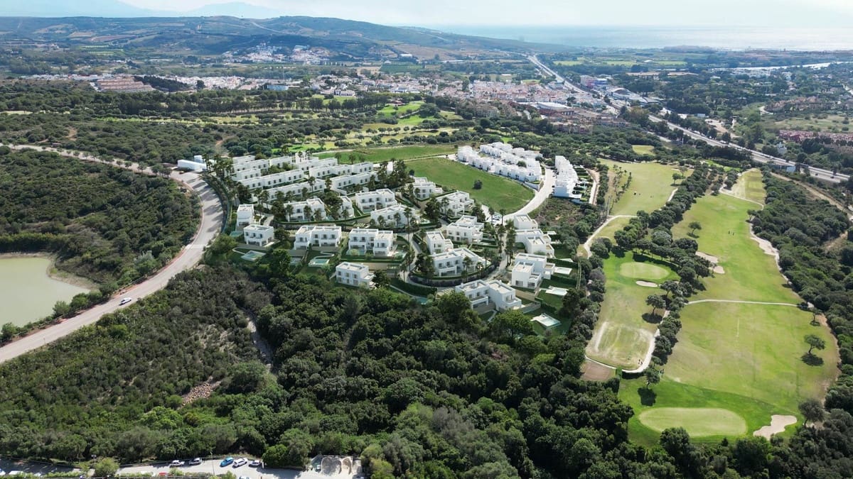 4 bedroom Villa for sale in Sotogrande with pool garage - € 1,321,000 (Ref: 9789452)