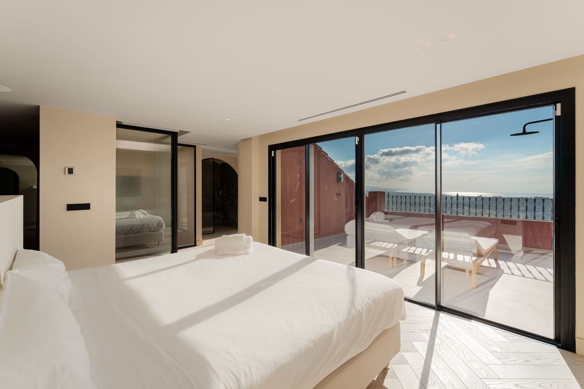 4 bedroom Apartment for sale in La Quinta with pool garage - € 1,995,000 (Ref: 9789800)