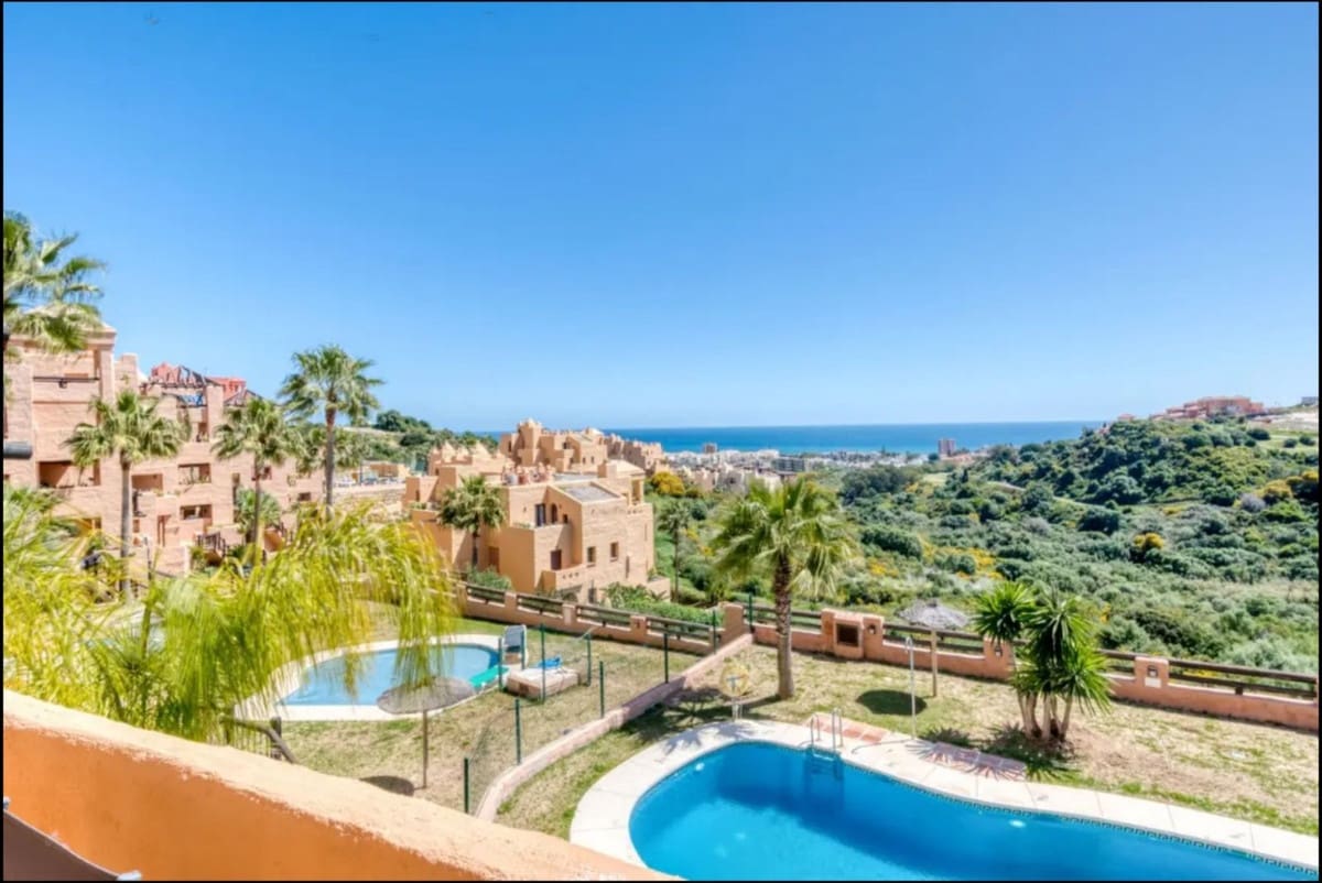 2 bedroom Apartment for holiday rental in La Duquesa / Puerto de la Duquesa with pool garage - € 1,085 (Ref: 9795104)