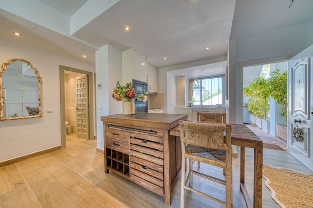 2 bedroom Apartment for sale in Nueva Andalucia, Marbella with pool - € 775,000 (Ref: 9797621)