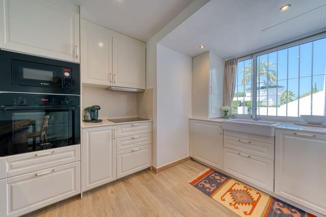 2 bedroom Apartment for sale in Nueva Andalucia, Marbella with pool - € 775,000 (Ref: 9797621)