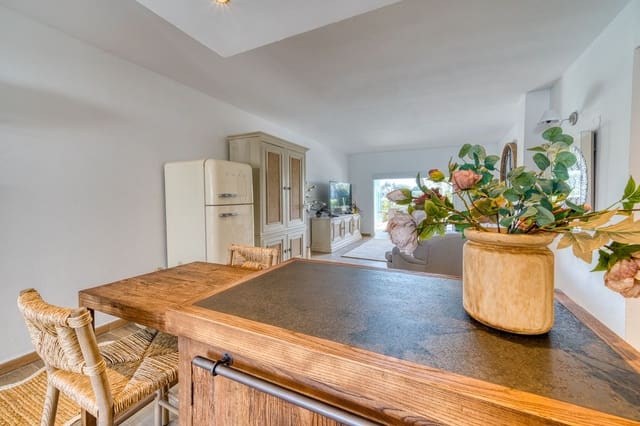 2 bedroom Apartment for sale in Nueva Andalucia, Marbella with pool - € 775,000 (Ref: 9797621)