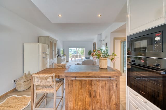 2 bedroom Apartment for sale in Nueva Andalucia, Marbella with pool - € 775,000 (Ref: 9797621)