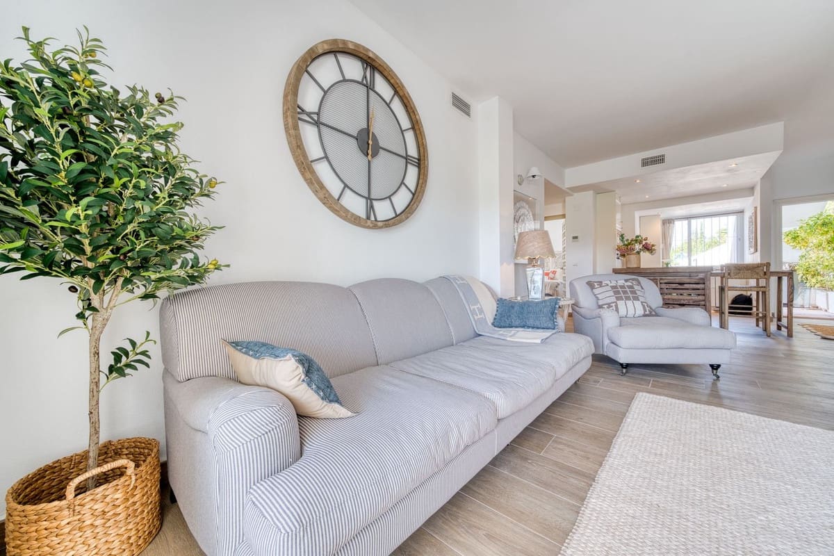 2 bedroom Apartment for sale in Nueva Andalucia with pool - € 775,000 (Ref: 9797621)