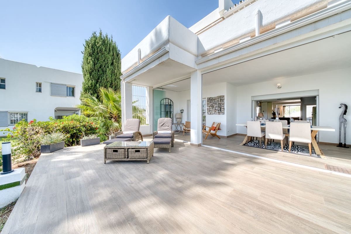 2 bedroom Apartment for sale in Nueva Andalucia with pool - € 775,000 (Ref: 9797621)