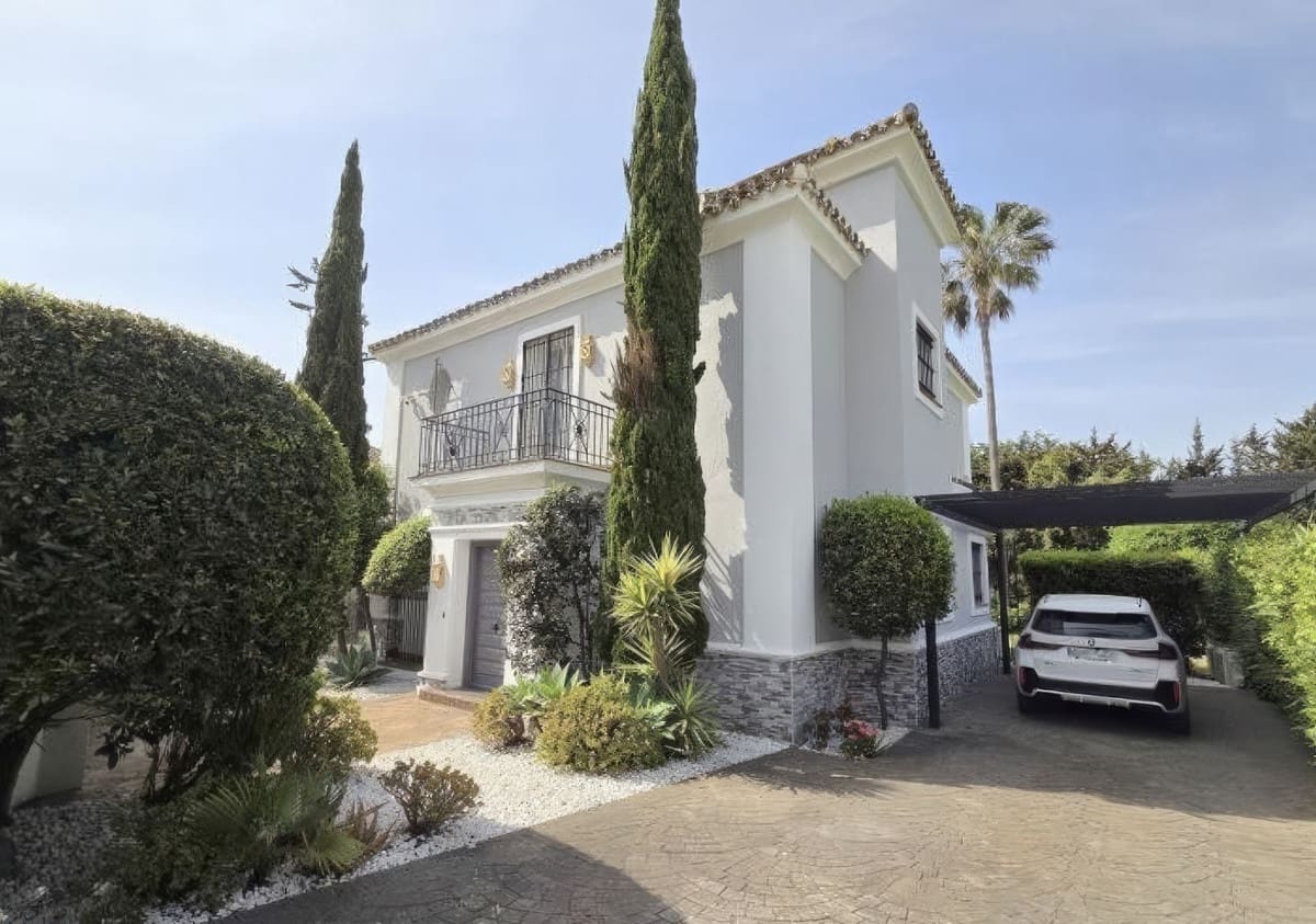 4 bedroom Villa for sale in La Duquesa / Puerto de la Duquesa with pool garage - € 895,000 (Ref: 9798003)