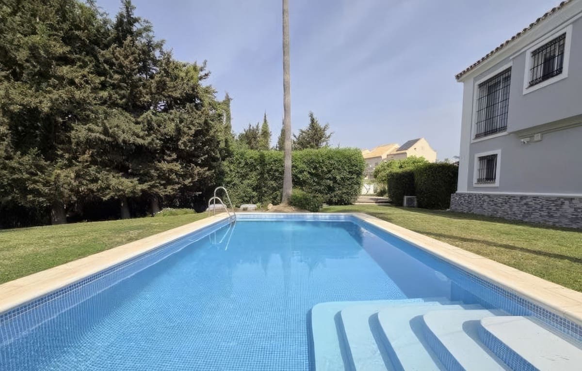 4 bedroom Villa for sale in La Duquesa / Puerto de la Duquesa with pool garage - € 895,000 (Ref: 9798003)