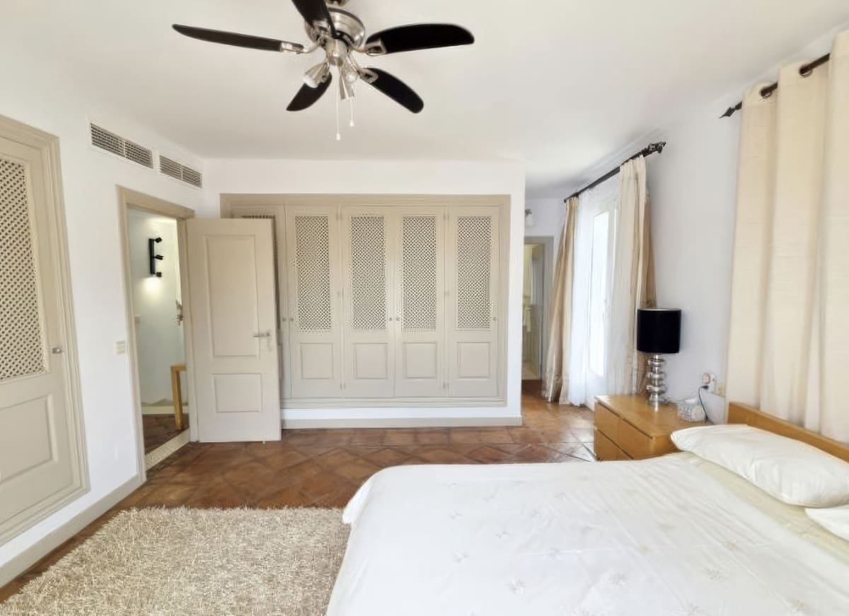 4 bedroom Villa for sale in La Duquesa / Puerto de la Duquesa with pool garage - € 895,000 (Ref: 9798003)