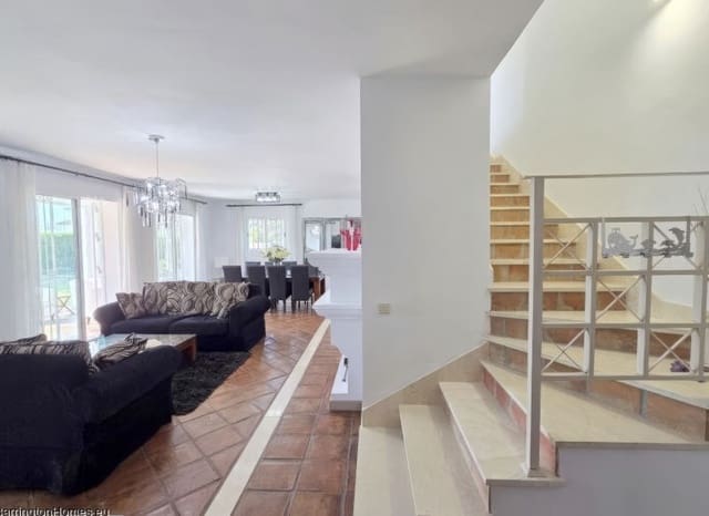 4 bedroom Villa for sale in La Duquesa / Puerto de la Duquesa, Manilva with pool garage - € 895,000 (Ref: 9798003)