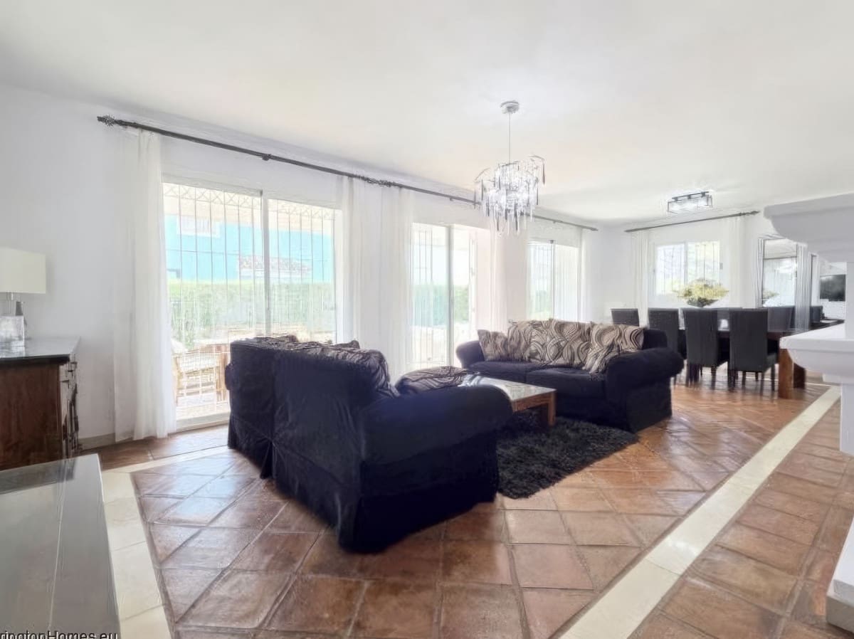 4 bedroom Villa for sale in La Duquesa / Puerto de la Duquesa with pool garage - € 895,000 (Ref: 9798003)