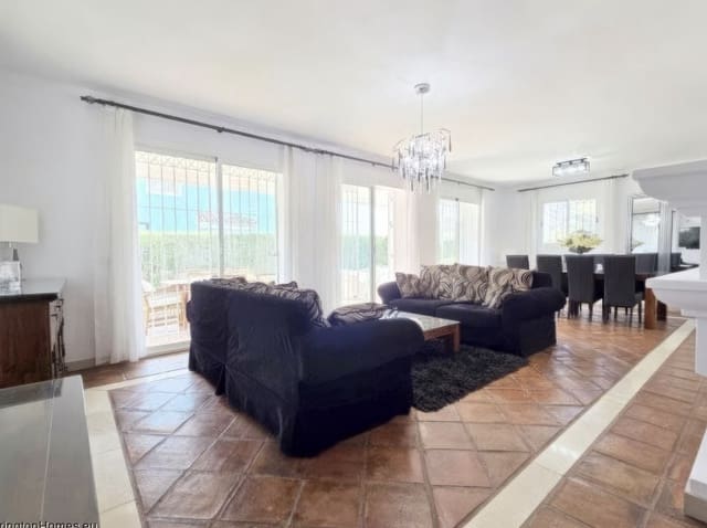 4 bedroom Villa for sale in La Duquesa / Puerto de la Duquesa, Manilva with pool garage - € 895,000 (Ref: 9798003)