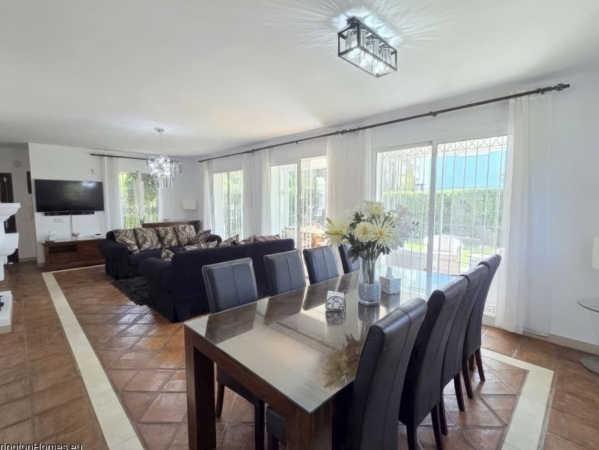 4 bedroom Villa for sale in La Duquesa / Puerto de la Duquesa with pool garage - € 895,000 (Ref: 9798003)