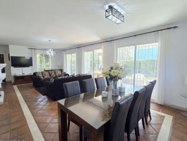 4 bedroom Villa for sale in La Duquesa / Puerto de la Duquesa, Manilva with pool garage - € 895,000 (Ref: 9798003)