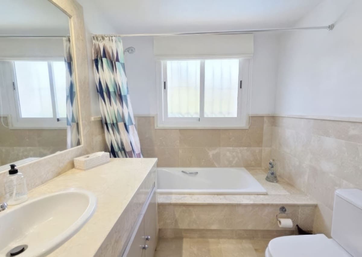 4 bedroom Villa for sale in La Duquesa / Puerto de la Duquesa with pool garage - € 895,000 (Ref: 9798003)