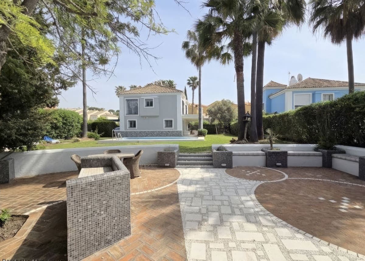 4 bedroom Villa for sale in La Duquesa / Puerto de la Duquesa with pool garage - € 895,000 (Ref: 9798003)