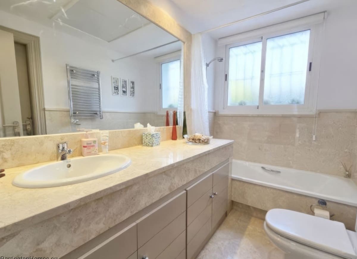 4 bedroom Villa for sale in La Duquesa / Puerto de la Duquesa with pool garage - € 895,000 (Ref: 9798003)