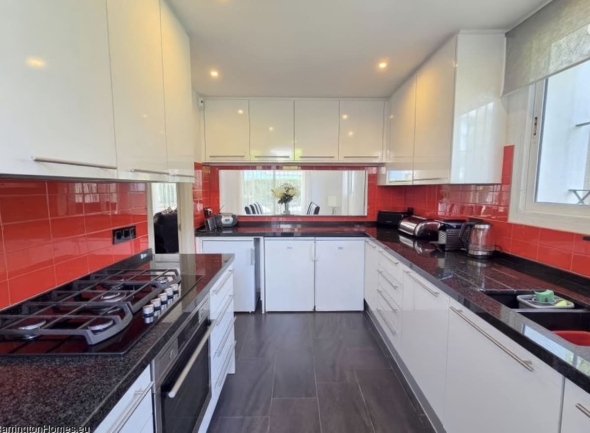 4 bedroom Villa for sale in La Duquesa / Puerto de la Duquesa with pool garage - € 895,000 (Ref: 9798003)