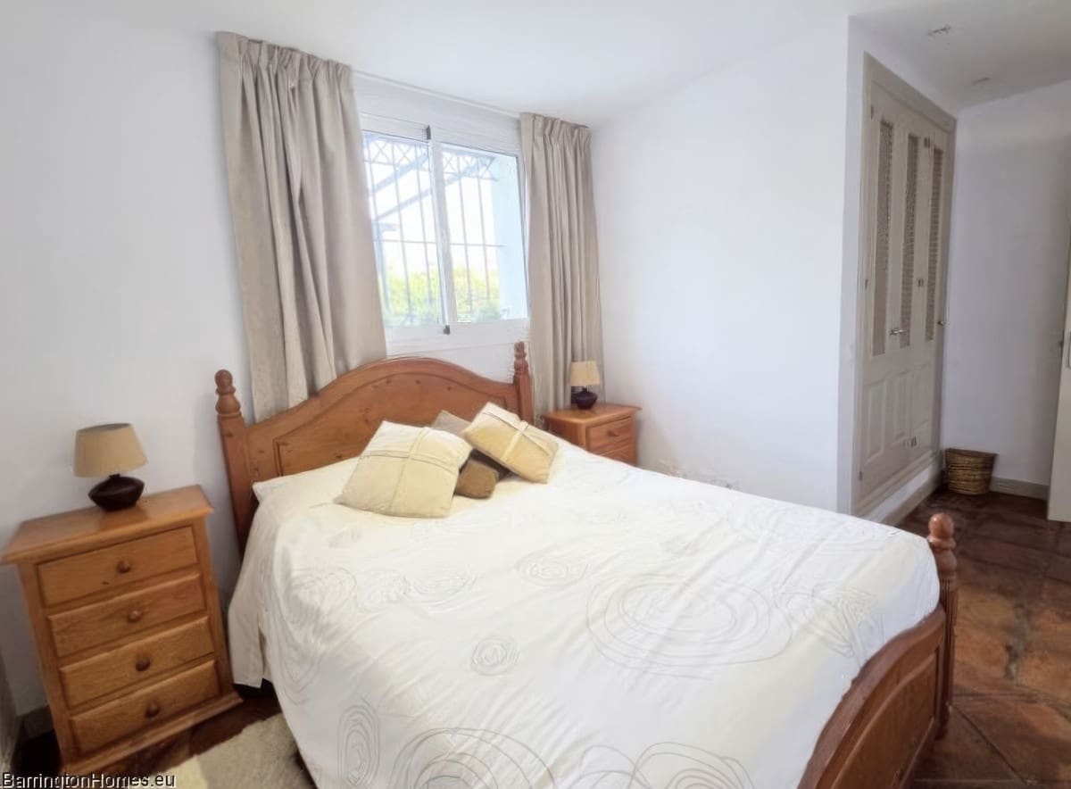 4 bedroom Villa for sale in La Duquesa / Puerto de la Duquesa with pool garage - € 895,000 (Ref: 9798003)