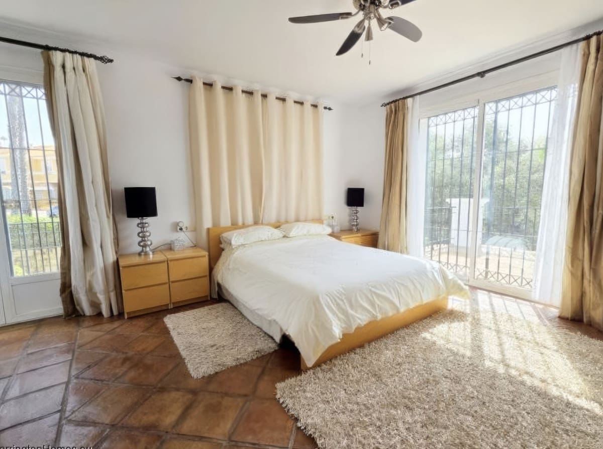 4 bedroom Villa for sale in La Duquesa / Puerto de la Duquesa with pool garage - € 895,000 (Ref: 9798003)