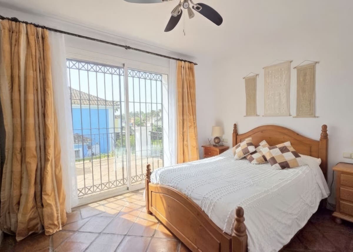 4 bedroom Villa for sale in La Duquesa / Puerto de la Duquesa with pool garage - € 895,000 (Ref: 9798003)