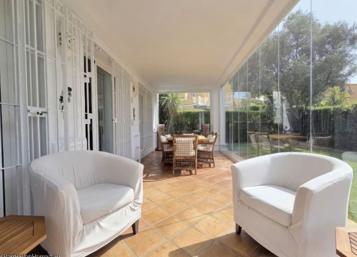 4 bedroom Villa for sale in La Duquesa / Puerto de la Duquesa with pool garage - € 895,000 (Ref: 9798003)