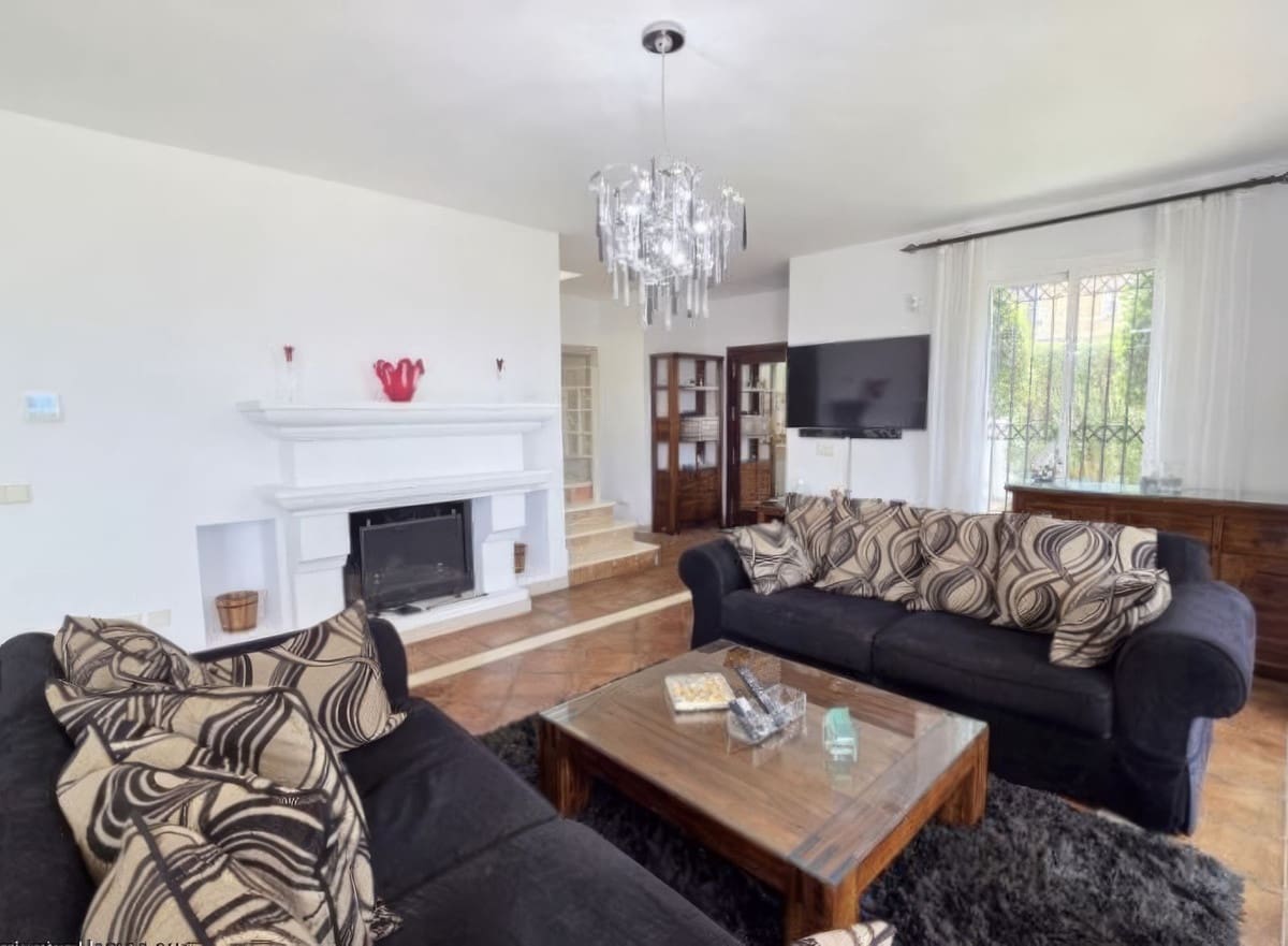 4 bedroom Villa for sale in La Duquesa / Puerto de la Duquesa with pool garage - € 895,000 (Ref: 9798003)