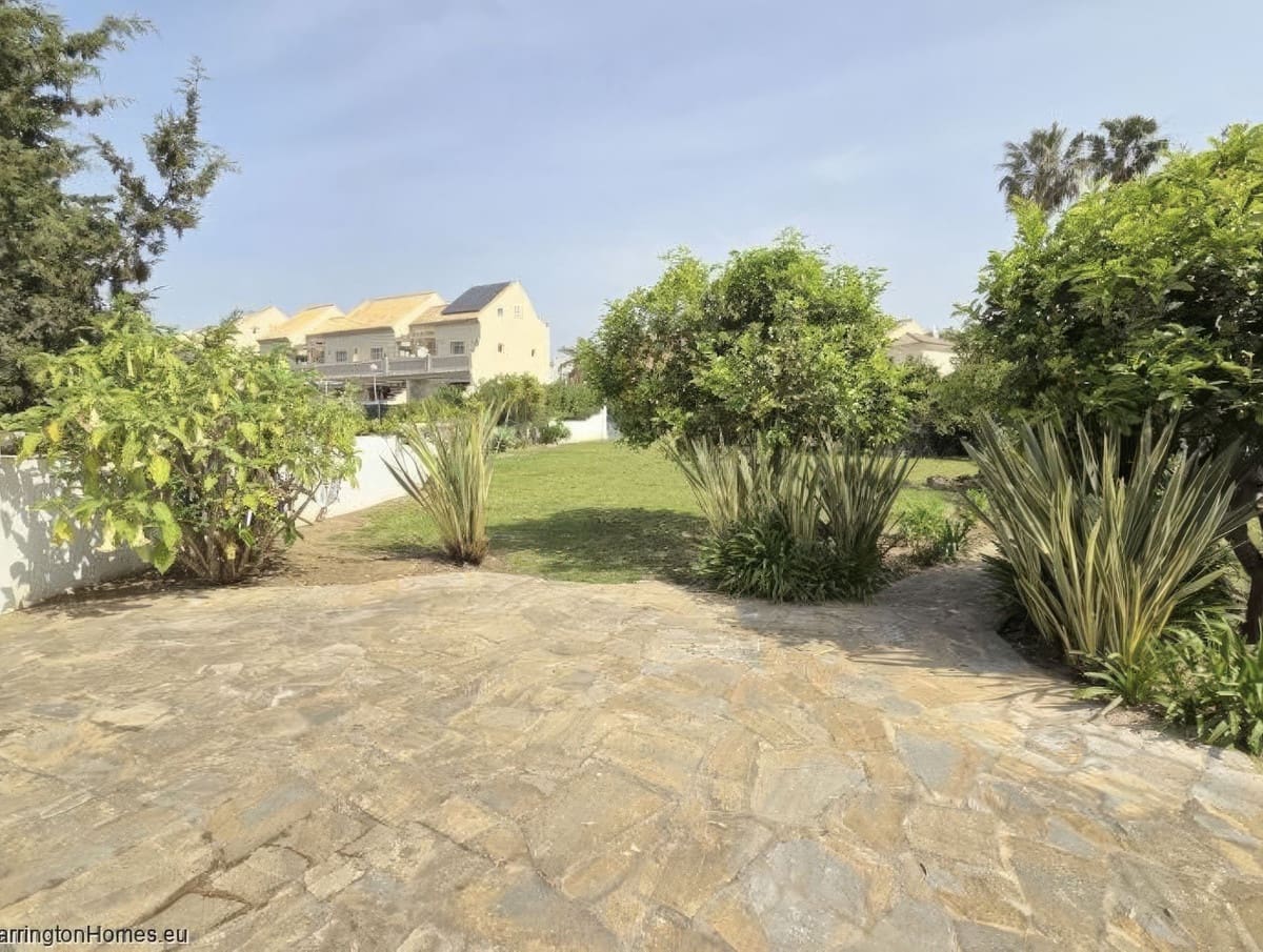 4 bedroom Villa for sale in La Duquesa / Puerto de la Duquesa with pool garage - € 895,000 (Ref: 9798003)