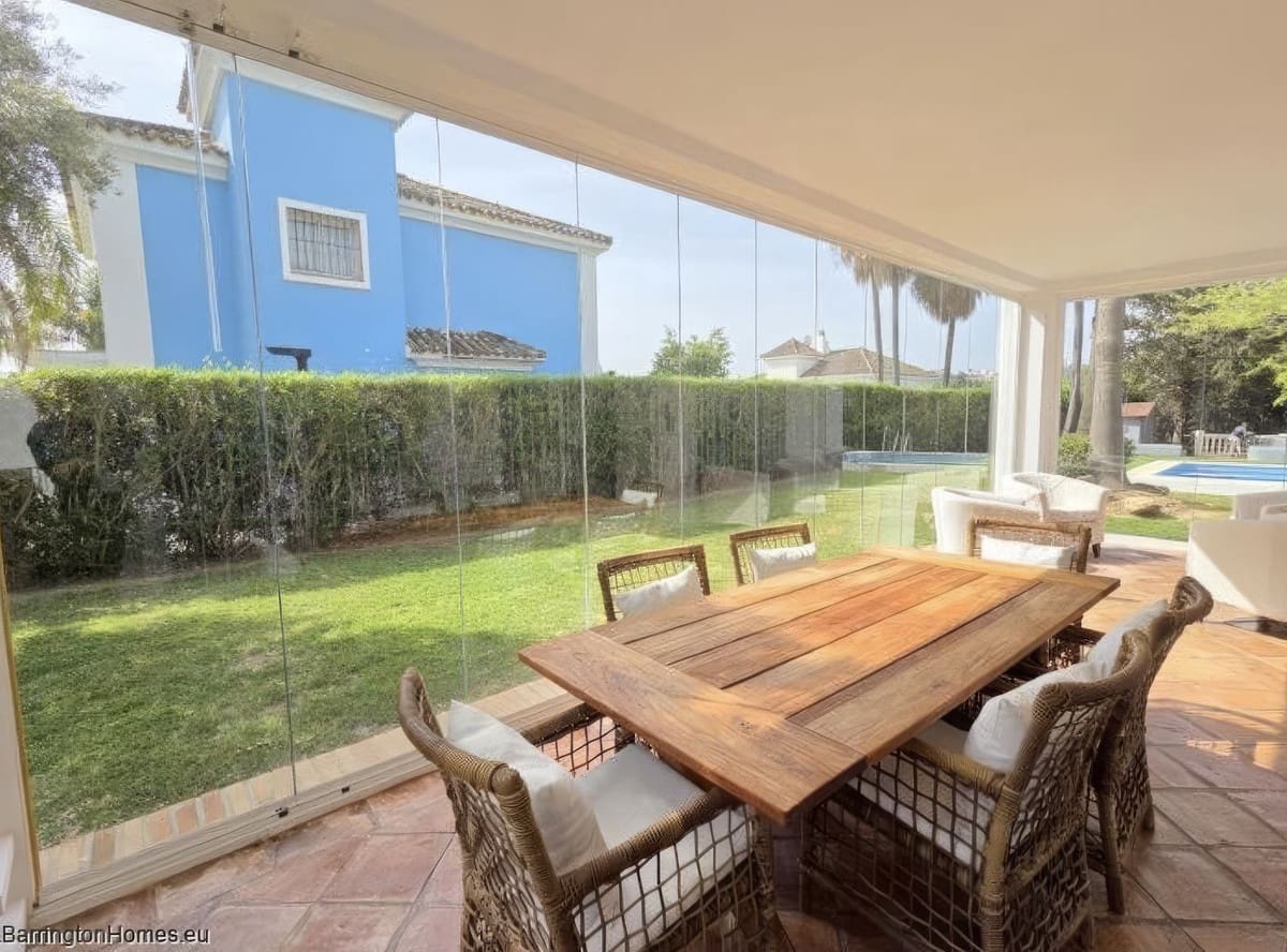 4 bedroom Villa for sale in La Duquesa / Puerto de la Duquesa with pool garage - € 895,000 (Ref: 9798003)