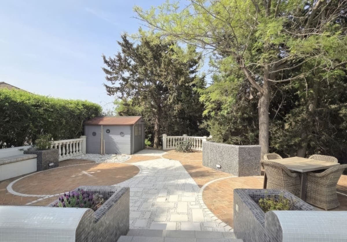 4 bedroom Villa for sale in La Duquesa / Puerto de la Duquesa with pool garage - € 895,000 (Ref: 9798003)