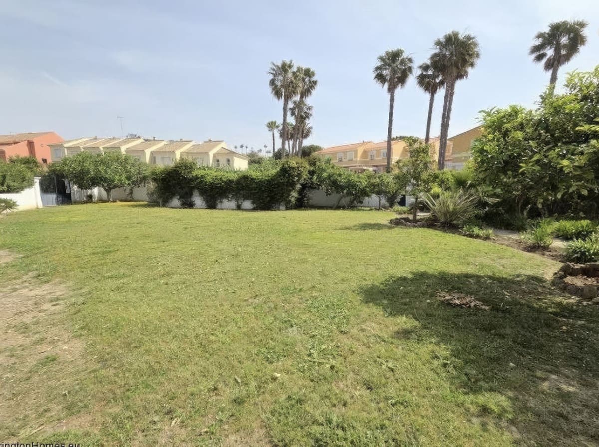 4 bedroom Villa for sale in La Duquesa / Puerto de la Duquesa with pool garage - € 895,000 (Ref: 9798003)