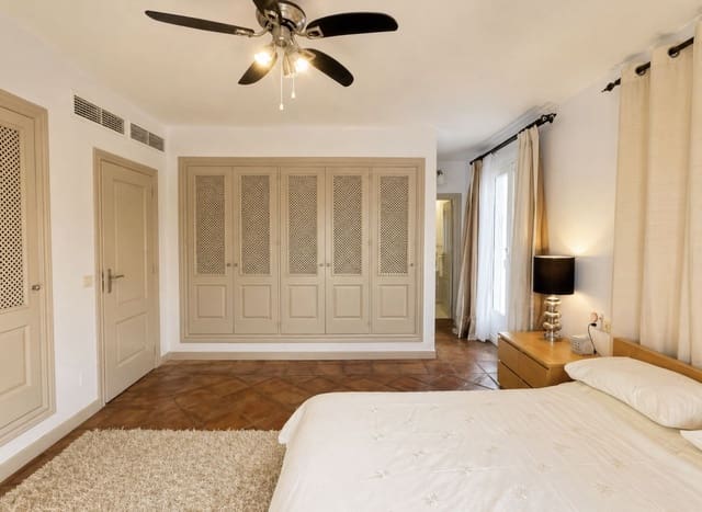 Chalet de 4 habitaciones en La Duquesa / Puerto de la Duquesa, Manilva en venta con piscina garaje - 895.000 € (Ref: 9798003)