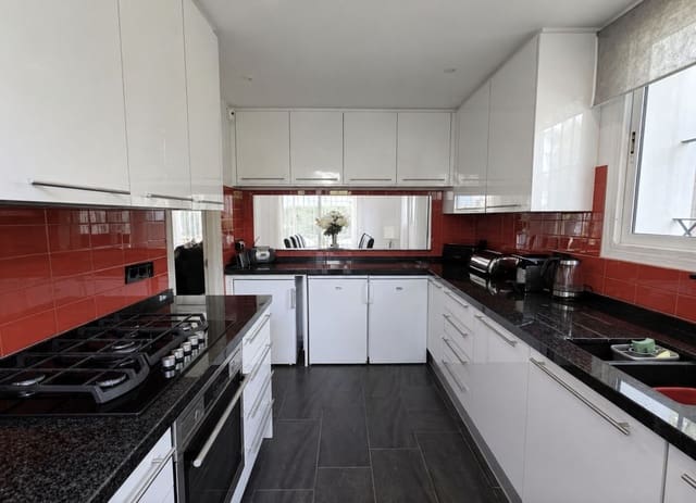 Chalet de 4 habitaciones en La Duquesa / Puerto de la Duquesa, Manilva en venta con piscina garaje - 895.000 € (Ref: 9798003)