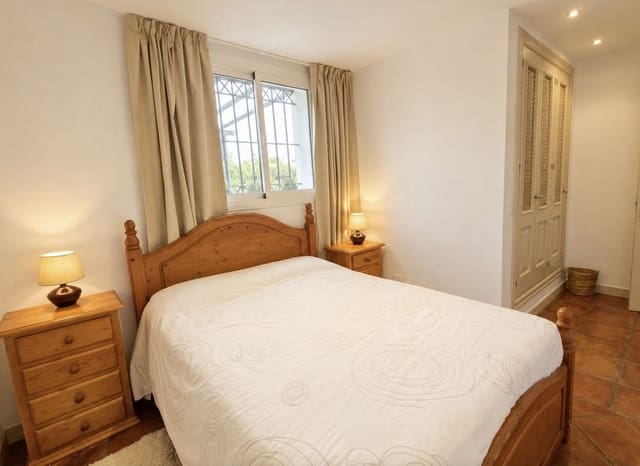 Chalet de 4 habitaciones en La Duquesa / Puerto de la Duquesa, Manilva en venta con piscina garaje - 895.000 € (Ref: 9798003)