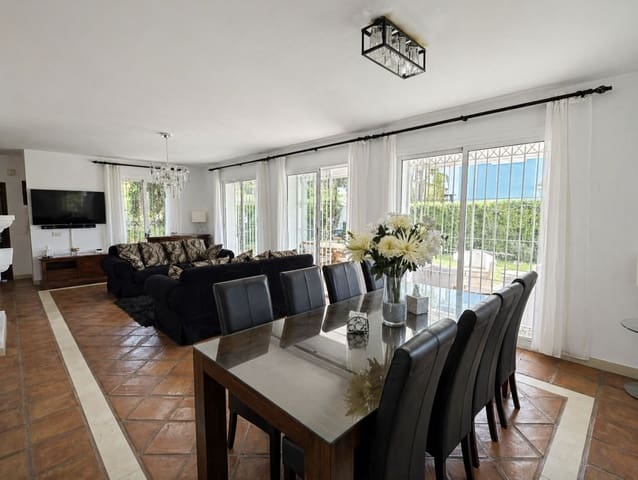 Chalet de 4 habitaciones en La Duquesa / Puerto de la Duquesa, Manilva en venta con piscina garaje - 895.000 € (Ref: 9798003)