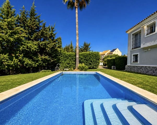 Chalet de 4 habitaciones en La Duquesa / Puerto de la Duquesa, Manilva en venta con piscina garaje - 895.000 € (Ref: 9798003)