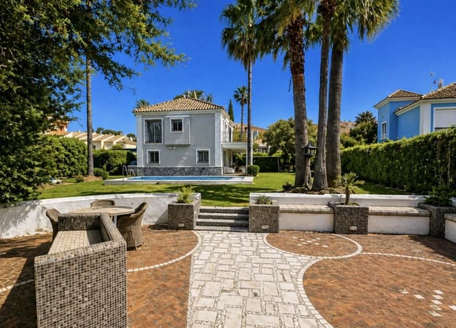 Chalet de 4 habitaciones en La Duquesa / Puerto de la Duquesa, Manilva en venta con piscina garaje - 895.000 € (Ref: 9798003)