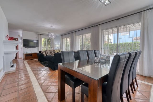 4 soverom Villa til salgs i La Duquesa / Puerto de la Duquesa, Manilva med svømmebasseng garasje - € 895 000 (Ref: 9798003)