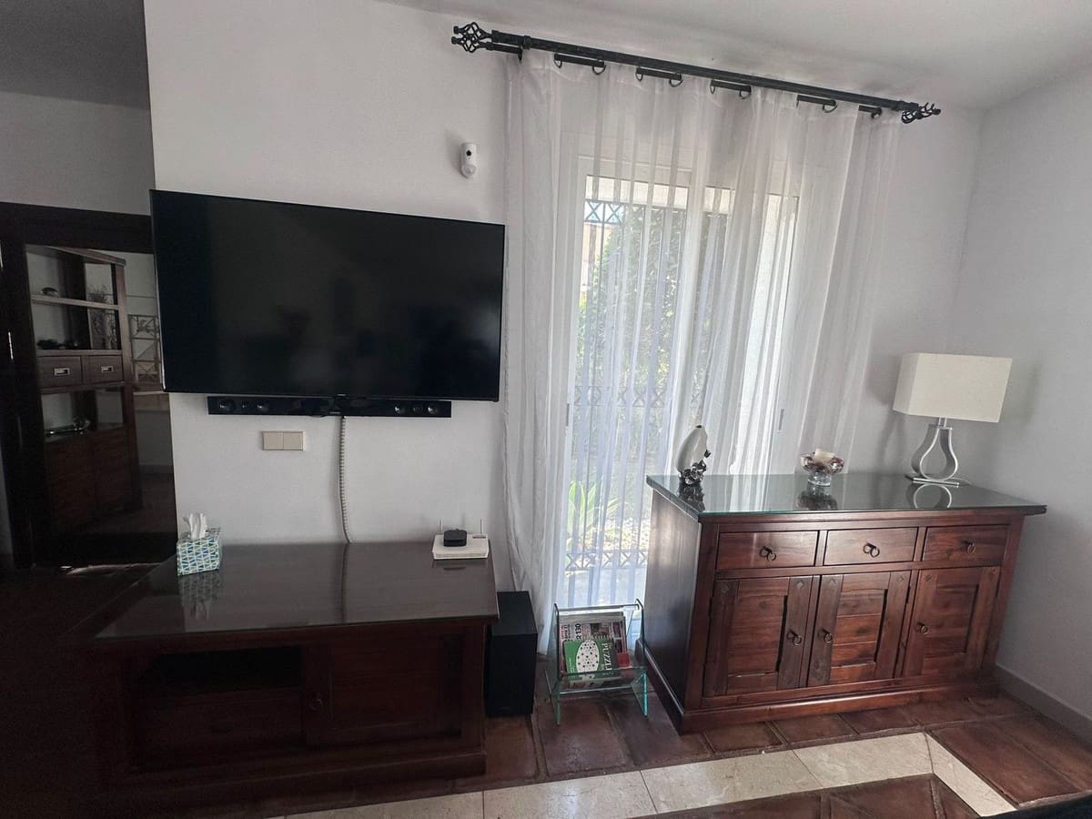 4 bedroom Villa for sale in La Duquesa / Puerto de la Duquesa with pool garage - € 895,000 (Ref: 9798003)