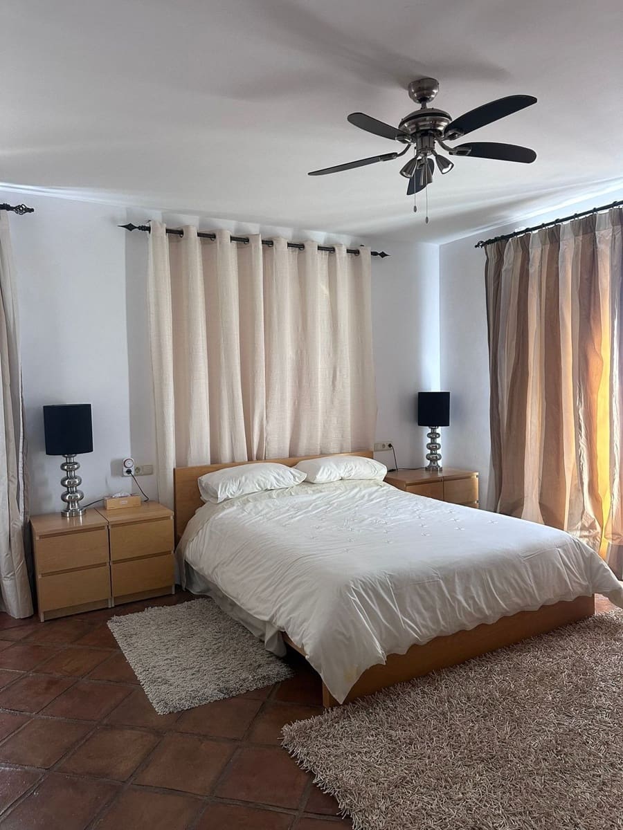 4 bedroom Villa for sale in La Duquesa / Puerto de la Duquesa with pool garage - € 895,000 (Ref: 9798003)