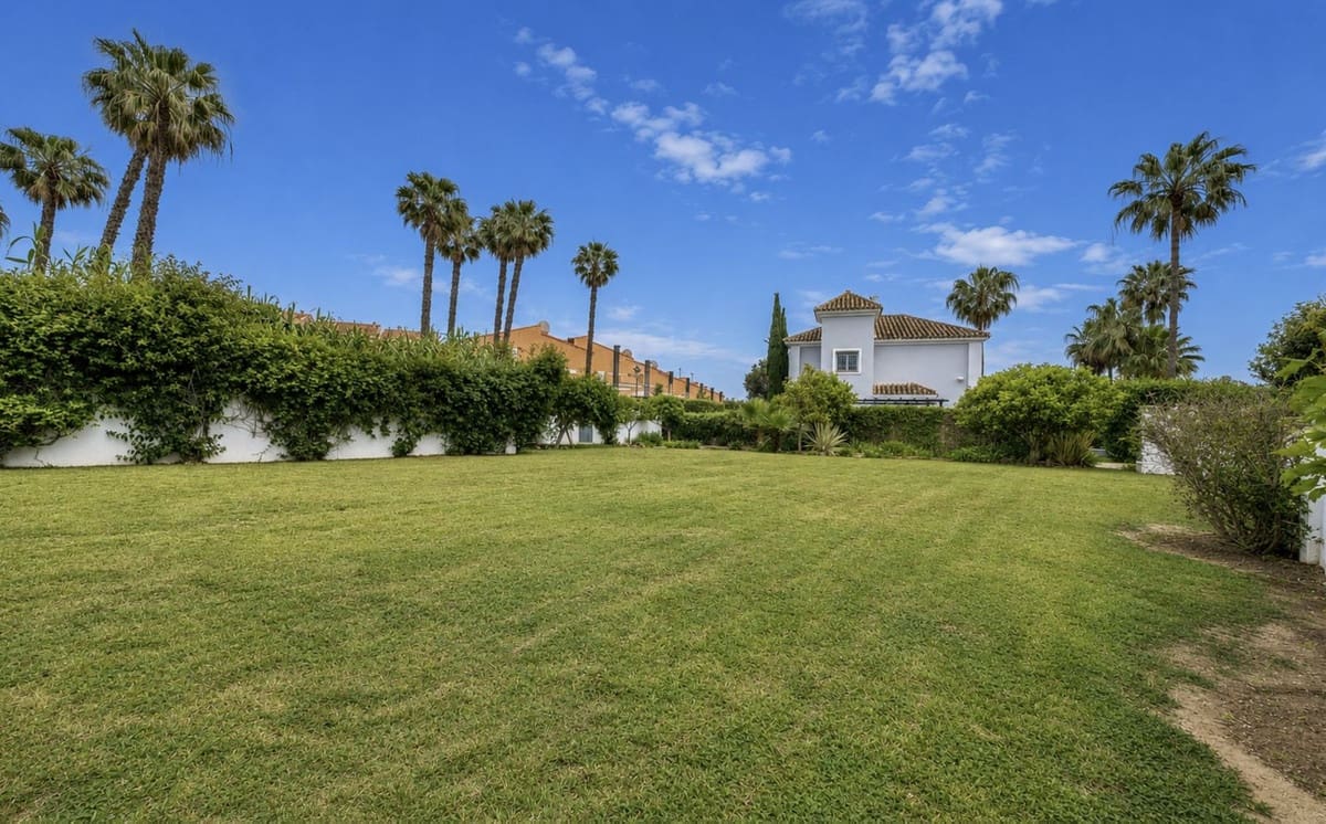 Terreno para Construção para venda em La Duquesa / Puerto de la Duquesa - 215 000 € (Ref: 9798203)
