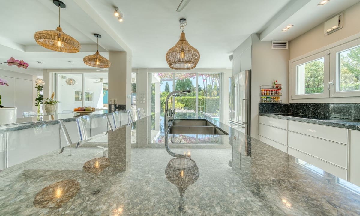 6 makuuhuone Huvila myytävänä paikassa El Rosario mukana uima-altaan 
autotalli - 2 380 000 € (Ref: 9802880)