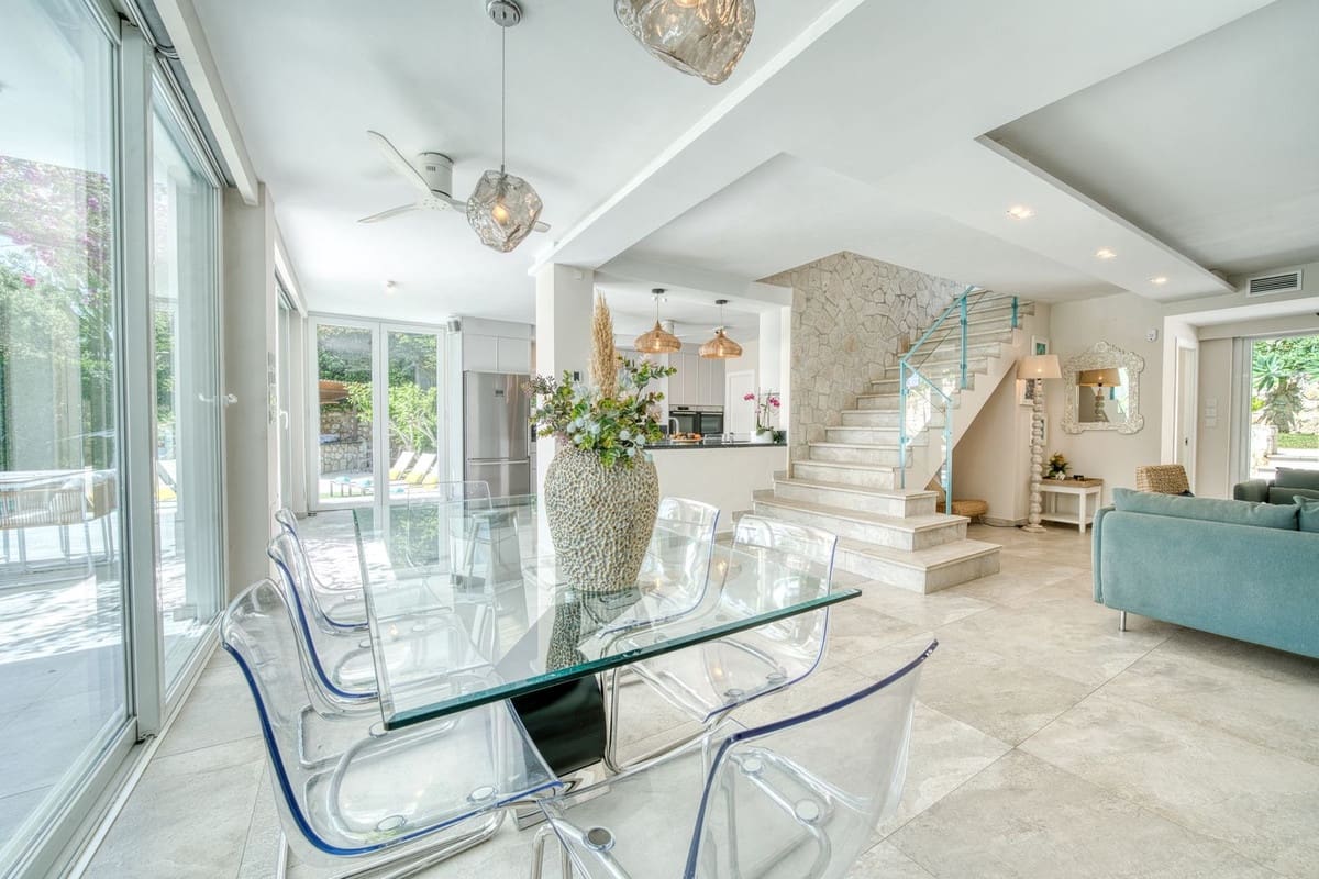 6 makuuhuone Huvila myytävänä paikassa El Rosario mukana uima-altaan 
autotalli - 2 380 000 € (Ref: 9802880)