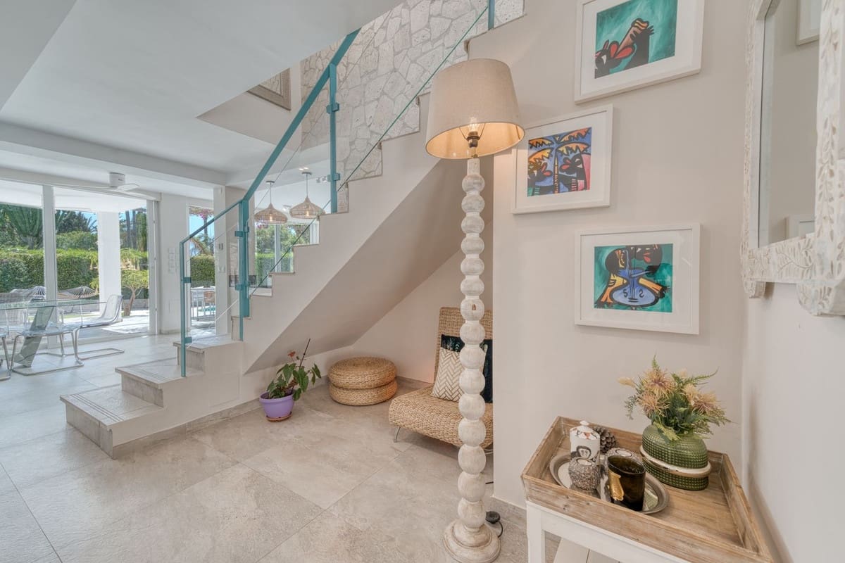 6 makuuhuone Huvila myytävänä paikassa El Rosario mukana uima-altaan 
autotalli - 2 380 000 € (Ref: 9802880)