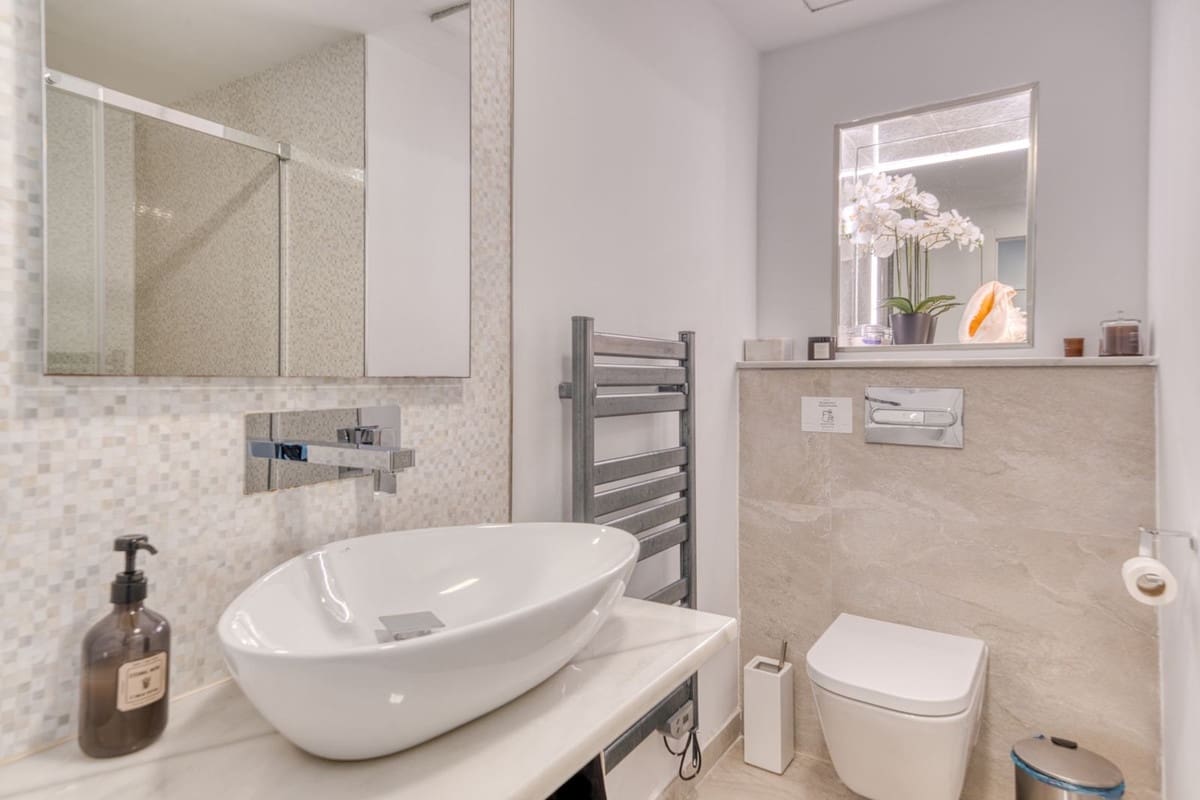 6 makuuhuone Huvila myytävänä paikassa El Rosario mukana uima-altaan 
autotalli - 2 380 000 € (Ref: 9802880)